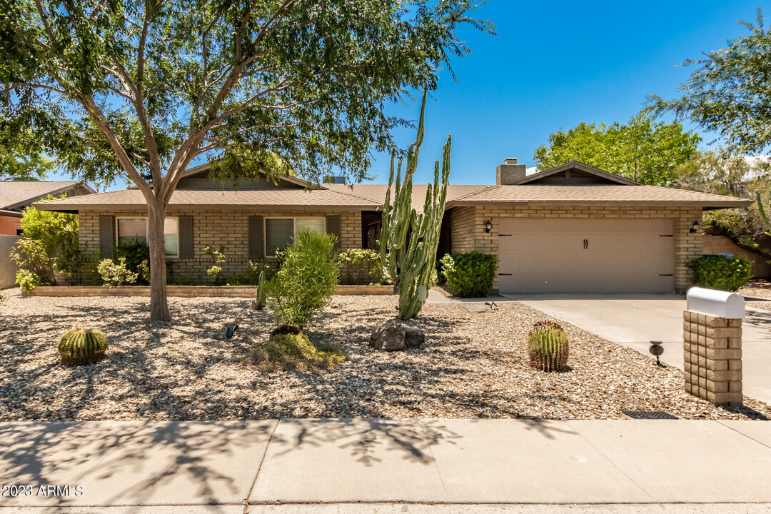 2113 E Pebble Beach Dr in Tempe, AZ - Foto de edificio