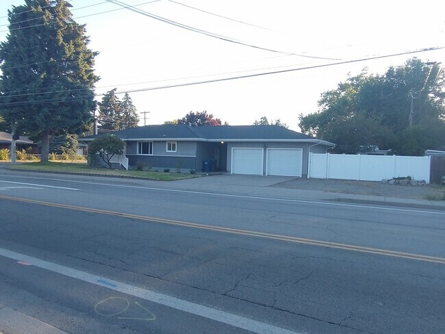 1201 N 15th St in Coeur d'Alene, ID - Foto de edificio - Building Photo