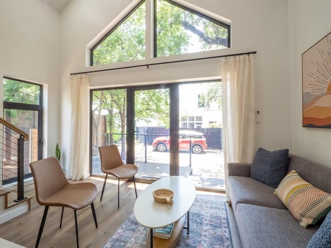 property at 905 W Annie St