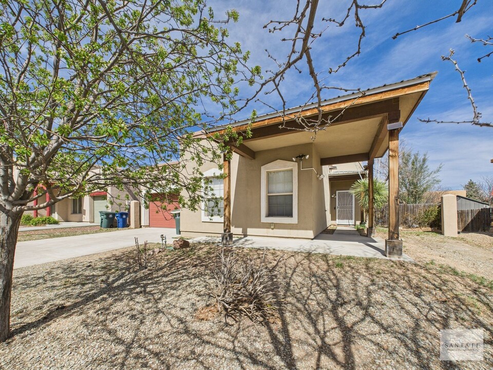4627 Solecito Loop in Santa Fe, NM - Building Photo