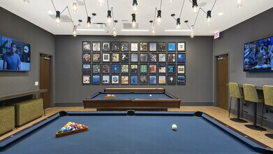 823 W Madison St, Unit Studio in Chicago, IL - Building Photo - Building Photo