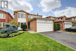 10 Blenheim Dr in Brampton, ON - Building Photo