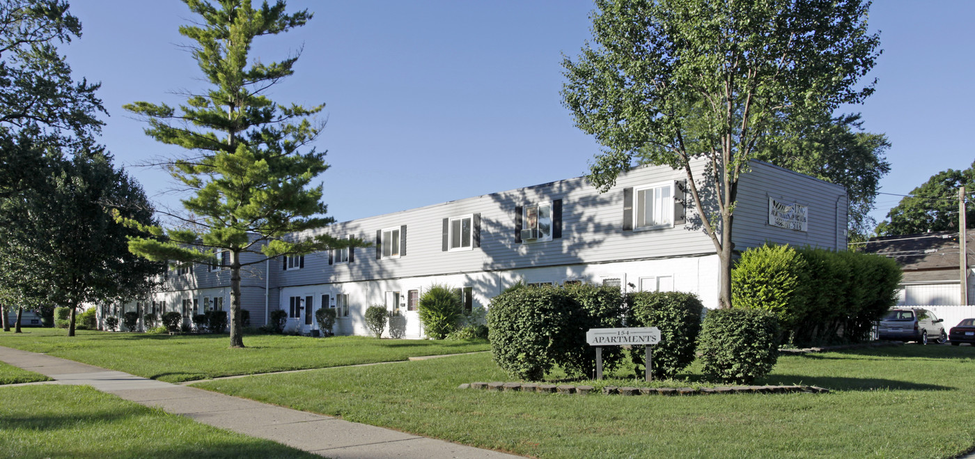 Dickinson Manor Apartments in Mount Clemens, MI - Foto de edificio