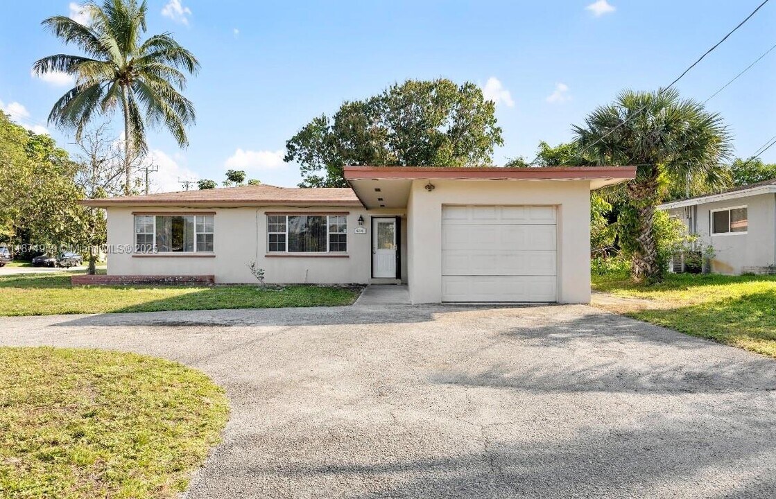 4200 NW 2nd St in Plantation, FL - Building Photo