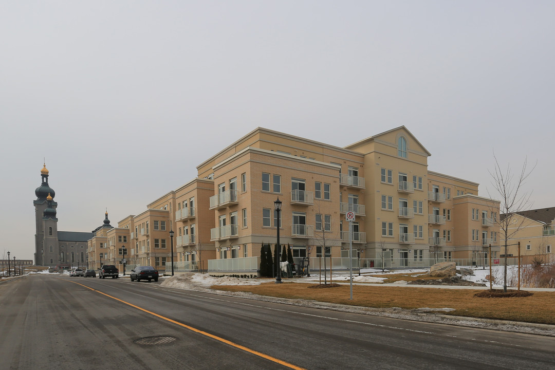 Garden Court in Markham, ON - Building Photo