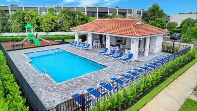 6851 Broadwater Ln in Greenacres, FL - Foto de edificio - Building Photo
