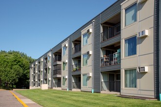 Hillsborough Apartments in Roseville, MN - Foto de edificio - Building Photo