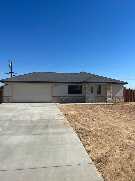 7136 Poppy in California City, CA - Building Photo