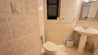 6535 108th St, Unit B15 in Forest Hills, NY - Foto de edificio - Building Photo