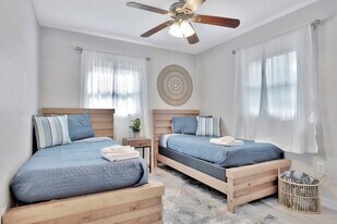 10664 Starkey Rd in Seminole, FL - Building Photo