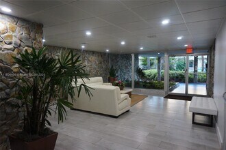 210 Seaview Dr in Key Biscayne, FL - Foto de edificio - Building Photo