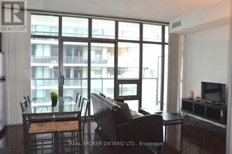 33 Charles St E in Toronto, ON - Building Photo - Building Photo