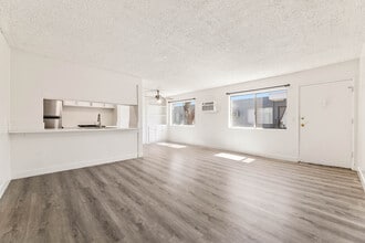 Lindley Apartments in Northridge, CA - Foto de edificio - Building Photo