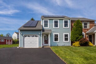 37 Curry Ln in Horsham, PA - Building Photo