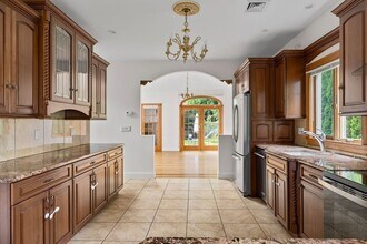 24 Carthay Cir in Newton, MA - Building Photo - Building Photo