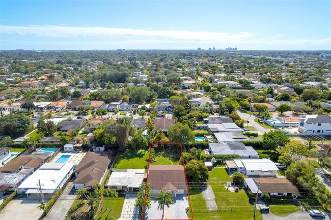 6372 SW 32nd St in Miami, FL - Foto de edificio - Building Photo