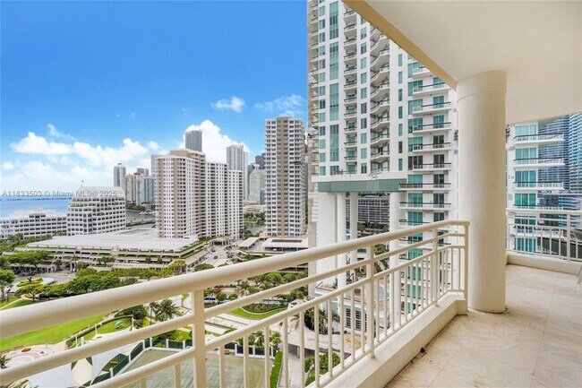 888 Brickell Key Dr, Unit 1802 in Miami, FL - Building Photo - Building Photo