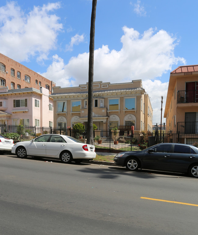 750 S New Hampshire Ave in Los Angeles, CA - Foto de edificio - Building Photo