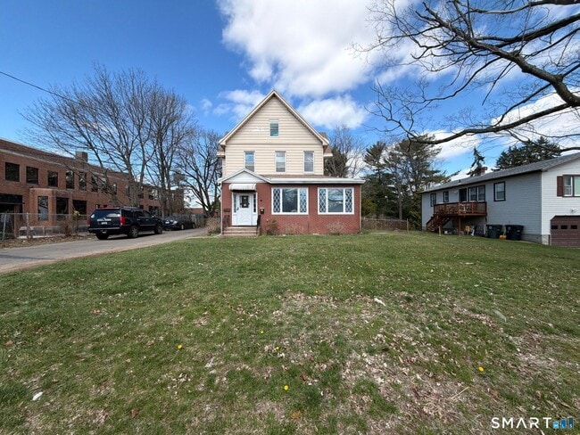 316 W Main St in Milford, CT - Building Photo - Building Photo