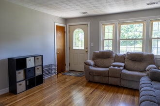 83 Willow St, Unit Room 2 in Woburn, MA - Building Photo - Building Photo