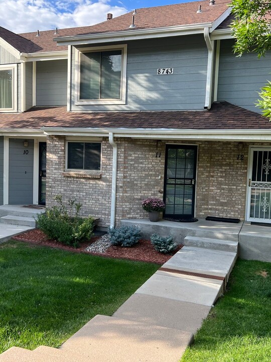 8743 W Cornell Ave in Lakewood, CO - Foto de edificio