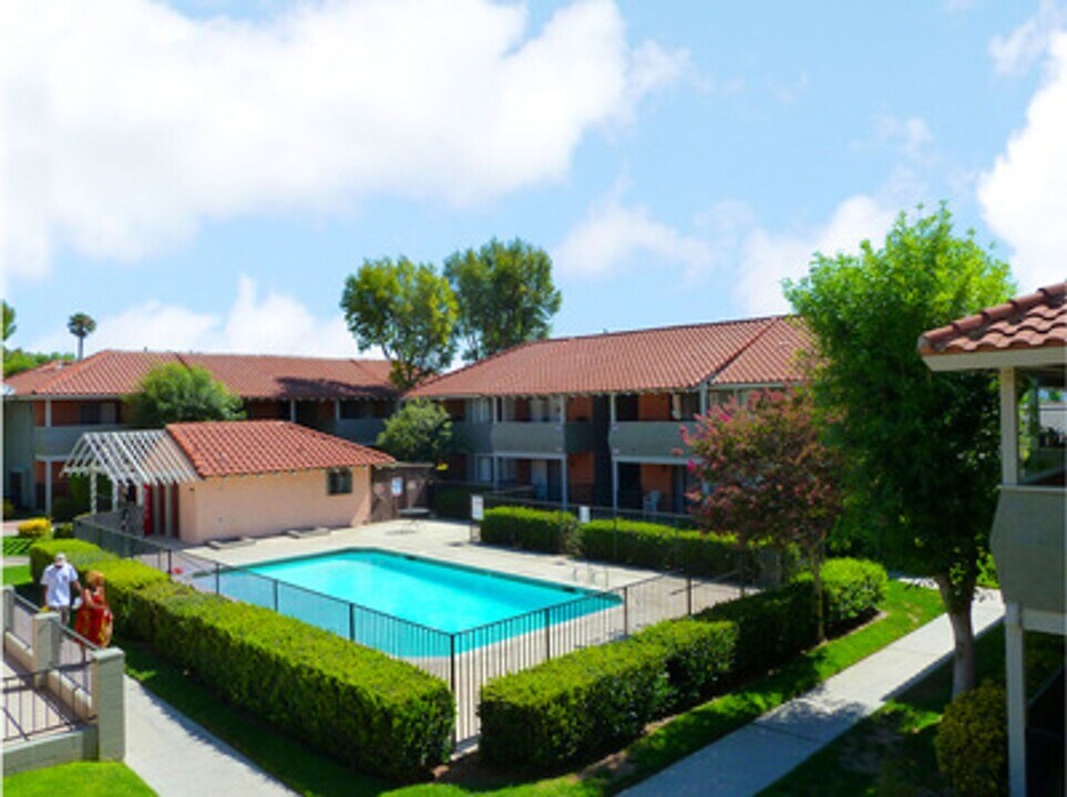 Cambria Villa Apartments in Fontana, CA - Foto de edificio