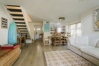 5716 Skyview Way, Unit B in Agoura Hills, CA - Foto de edificio - Building Photo