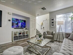 6080 St Petersburg Dr in Las Vegas, NV - Building Photo - Building Photo