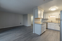 Evanbrook Apartments in Portland, OR - Building Photo - Interior Photo