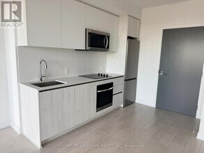 5858 Yonge St in Toronto, ON - Building Photo - Building Photo