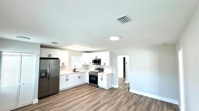 2336 Roosevelt St in Hollywood, FL - Building Photo - Building Photo