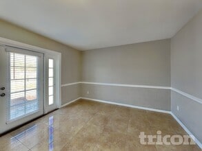 16511 W Course Dr in Tampa, FL - Foto de edificio - Building Photo