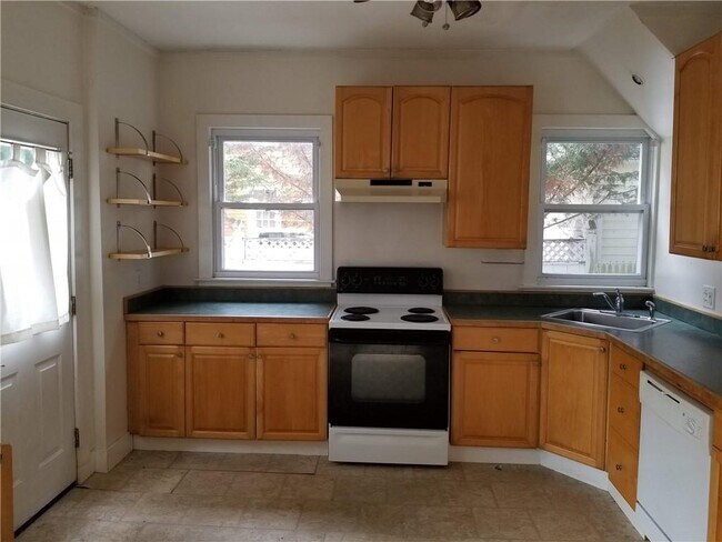12 Tyler St in Newport, RI - Building Photo - Building Photo