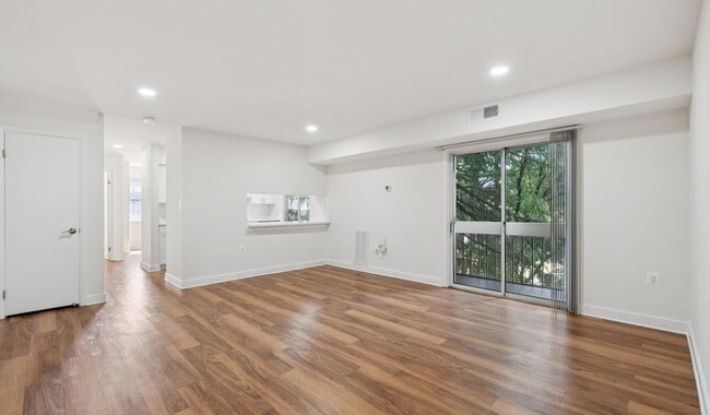 Foxchase Apartments in Alexandria, VA - Building Photo - Building Photo