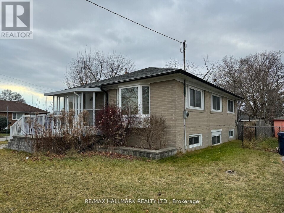 2 Kootenay Crescent in Toronto, ON - Building Photo