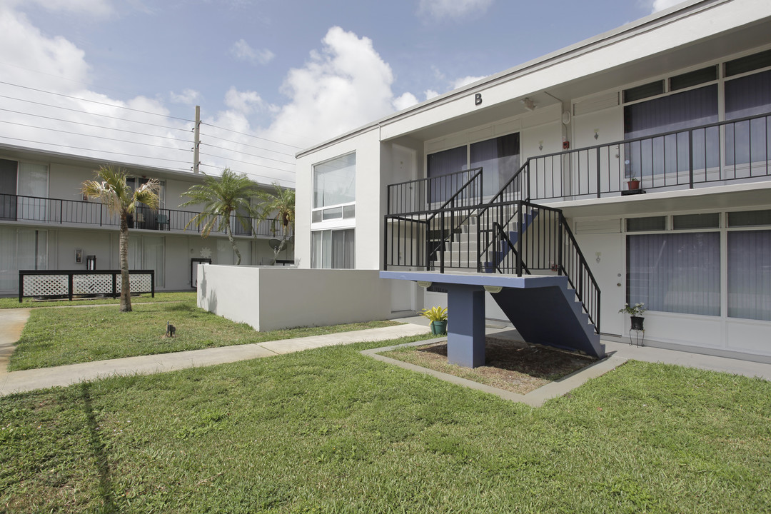 The Oasis by RAM Apartments in Oakland Park, FL - Building Photo