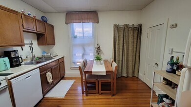 728 Ohio St, Unit 1 in Lawrence, KS - Foto de edificio - Building Photo