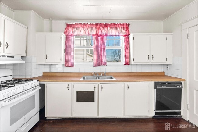 196 Strawberry Hill Ave in Woodbridge Township, NJ - Building Photo - Building Photo