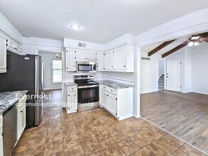 12726 Manchester Ave in Grandview, MO - Foto de edificio - Building Photo