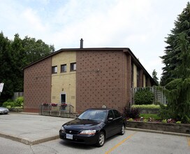 46 Three Valleys Dr in Toronto, ON - Building Photo - Building Photo