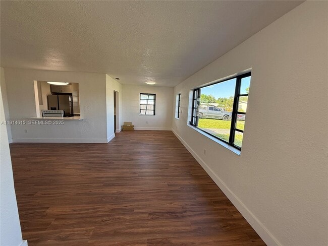 1430 NW 176th Terrace in Miami, FL - Foto de edificio - Building Photo