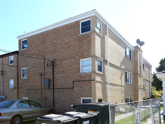 2137 Howard St in Evanston, IL - Building Photo - Building Photo