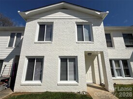 300 N Main St in Mount Holly, NC - Building Photo