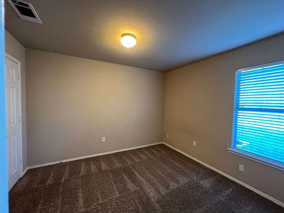 2725 Lovers Lane Rd, Unit Unit 2 in Krum, TX - Building Photo