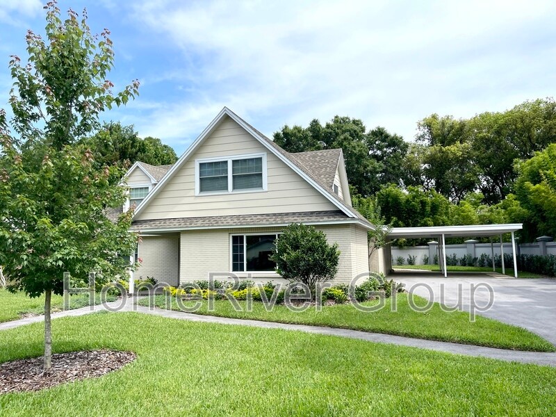 2105 W Country Club Dr in Tampa, FL - Building Photo