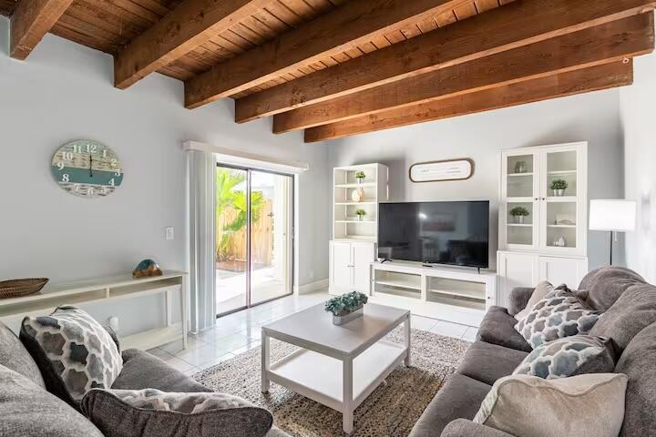1630 Shaker Cir in Wellington, FL - Building Photo