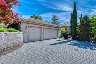 8014 Avalon Pl in Mercer Island, WA - Building Photo - Building Photo
