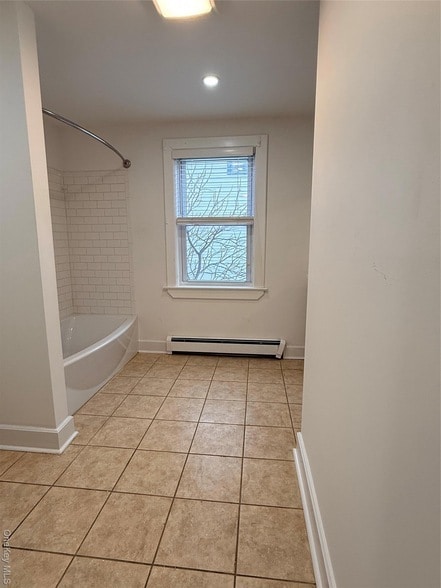 35 East Ave, Unit 2 in Middletown, NY - Foto de edificio - Building Photo