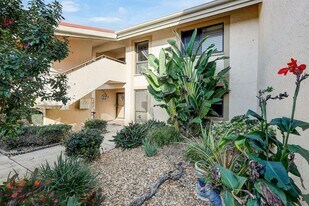 4770 Brittany Dr S in St. Petersburg, FL - Building Photo