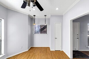 10137 Waterstone Dr in Houston, TX - Building Photo